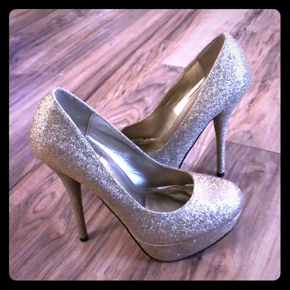 New Gold glitter pumps. Size 6 platforms